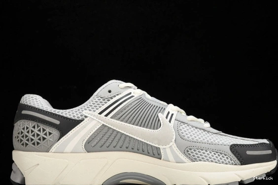 Vomero  BV1358-001 Nike Grey Vast Zoom 5  0804